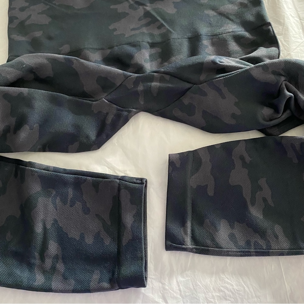 Spanx‎ Look At Me Now Seamless Leggings Black Camo size Large - Picture 6 of 9